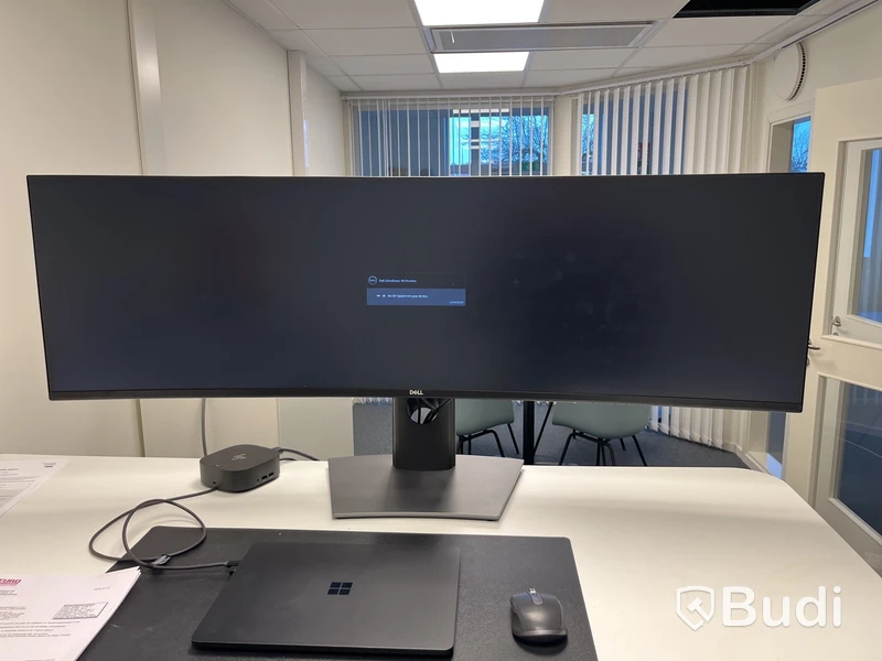 Välvd skärm, 49", Dell U4919DW samt HP dockningsstation