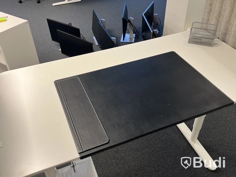Höj- och sänkbart skrivbord med skärmväggar