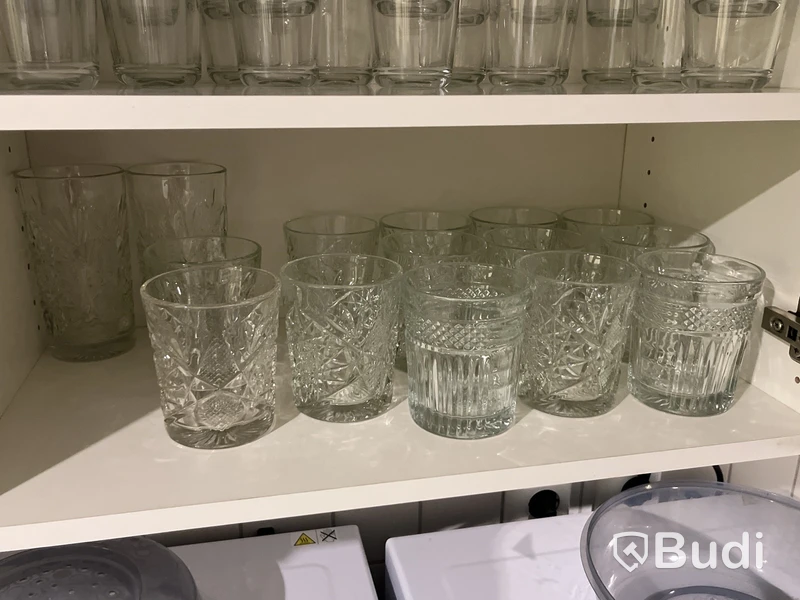 Diverse husgeråd, porslin och glas