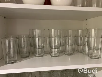 Diverse husgeråd, porslin och glas