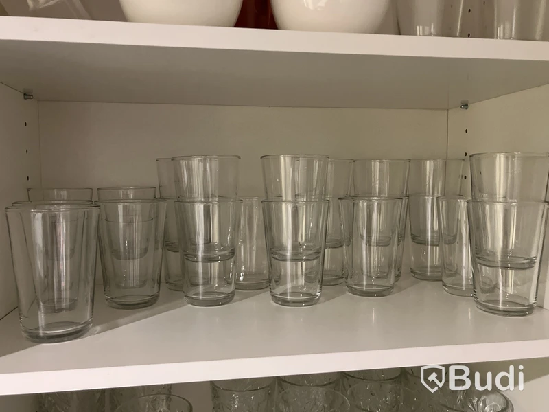 Diverse husgeråd, porslin och glas