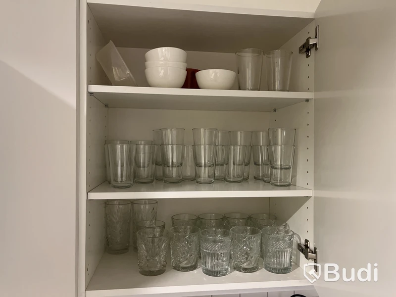 Diverse husgeråd, porslin och glas