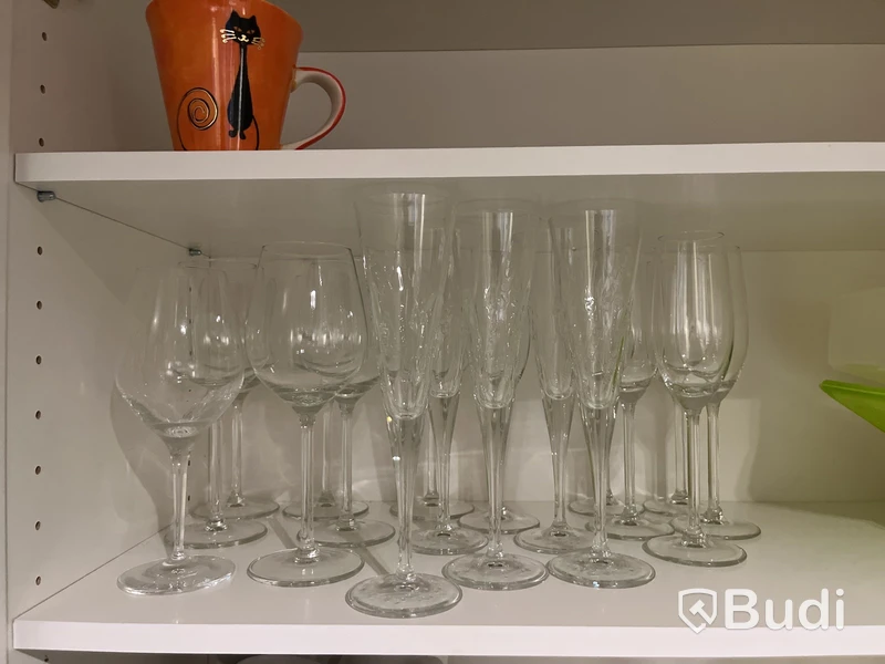Diverse husgeråd, porslin och glas