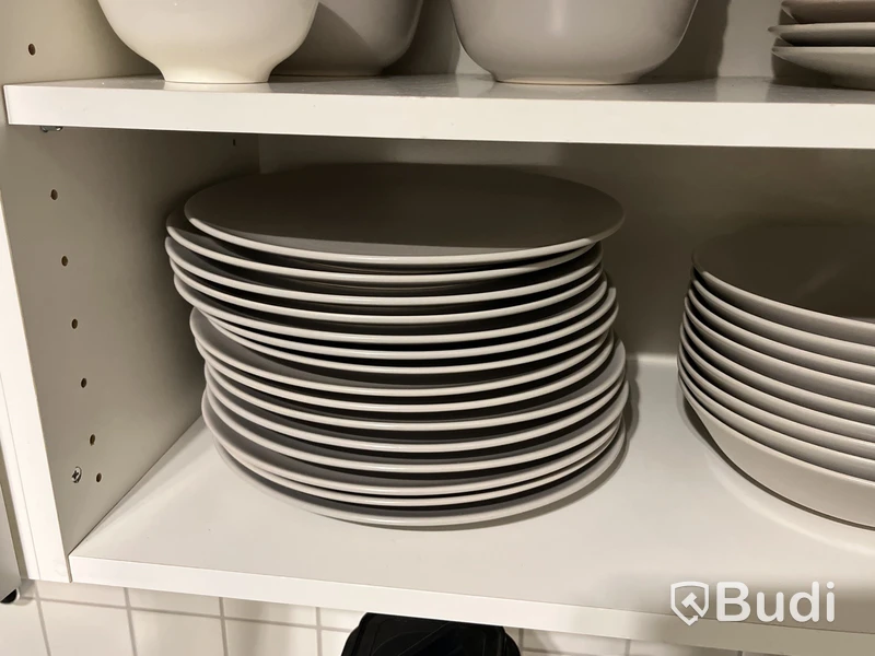 Diverse husgeråd, porslin och glas