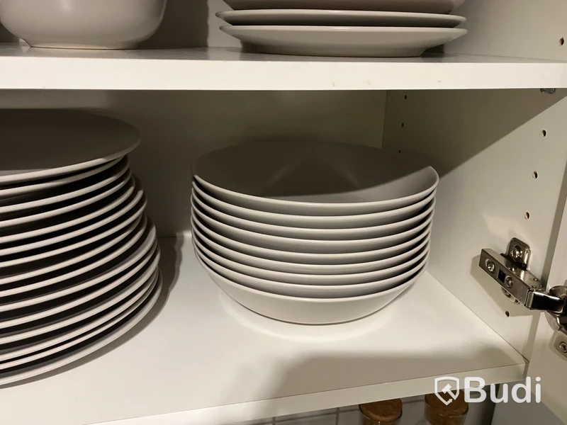 Diverse husgeråd, porslin och glas