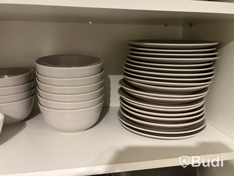 Diverse husgeråd, porslin och glas