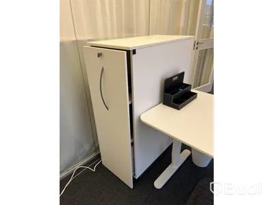 Höj- och sänkbart skrivbord med skåp och ståmatta