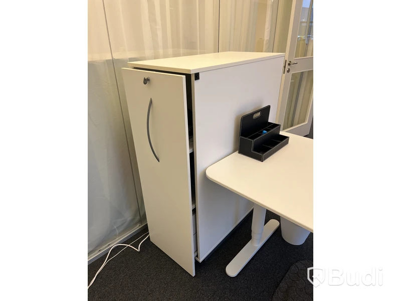 Höj- och sänkbart skrivbord med skåp och ståmatta
