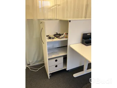 Höj- och sänkbart skrivbord med skåp och ståmatta