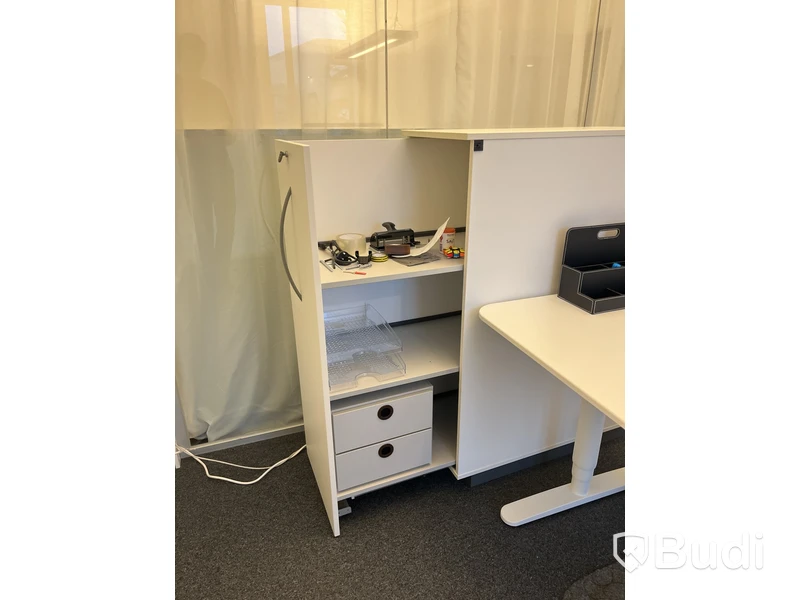 Höj- och sänkbart skrivbord med skåp och ståmatta