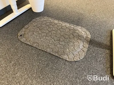 Höj- och sänkbart skrivbord med skåp och ståmatta