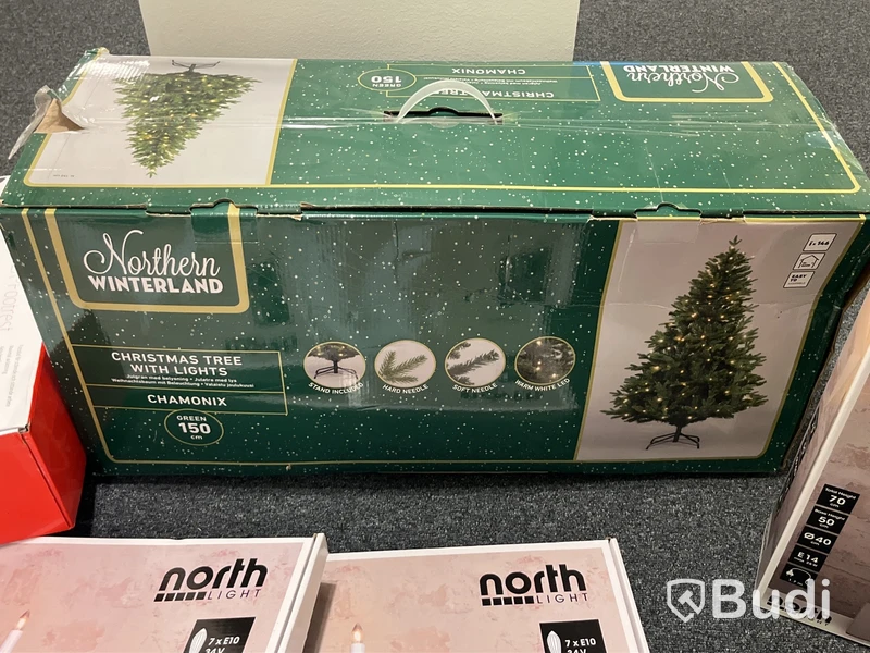 Diverse julpynt - Julgran North Light samt stakar och lampor