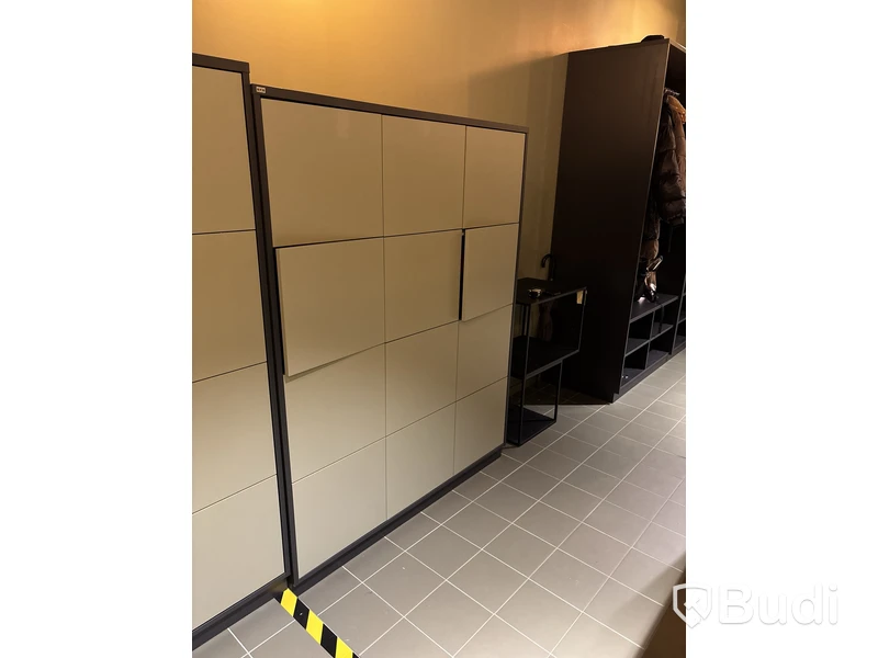 Förvaringsskåp med batteridrivna lås, EFG