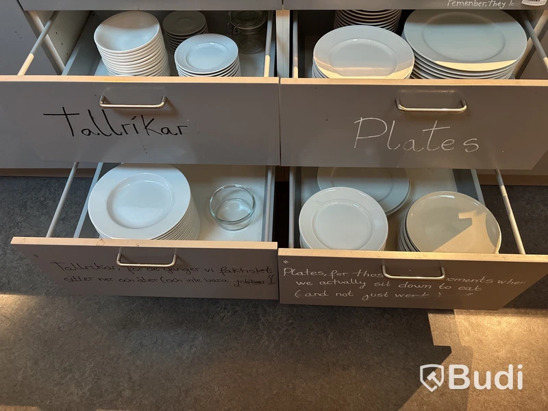 Parti med diverse tallrikar, skålar, askiett