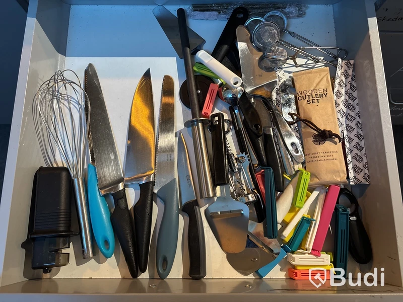 Diverse skärbrädor, knivar och köksredskap