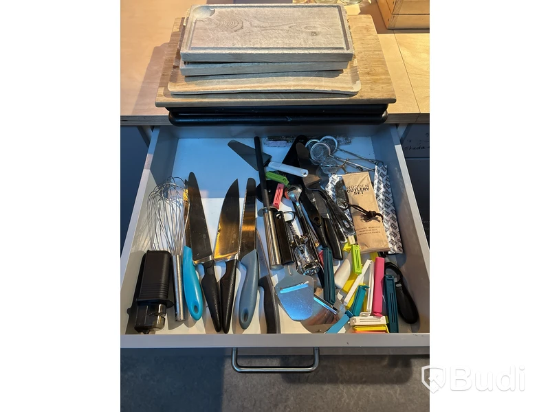 Diverse skärbrädor, knivar och köksredskap