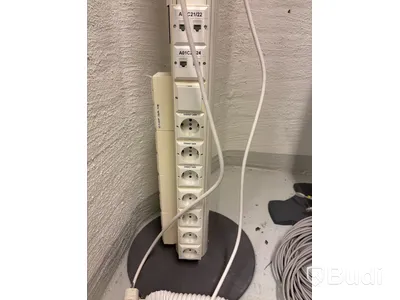 2 st. El och nätverksstolpar