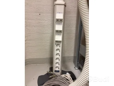 2 st. El och nätverksstolpar