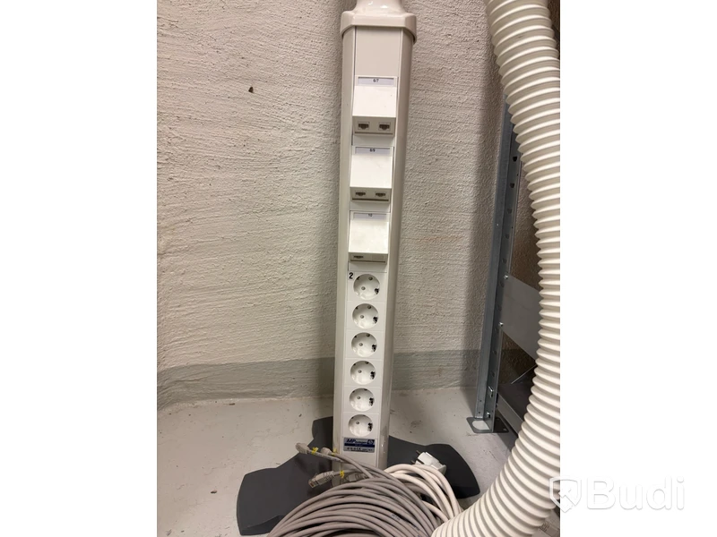 2 st. El och nätverksstolpar