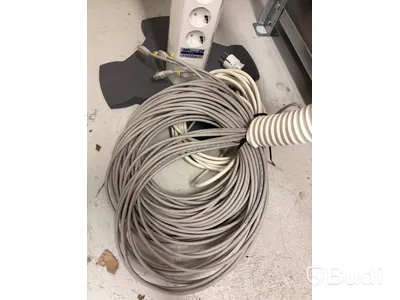 2 st. El och nätverksstolpar