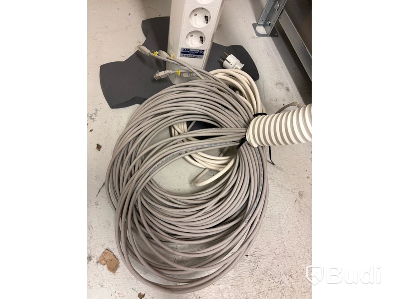 2 st. El och nätverksstolpar