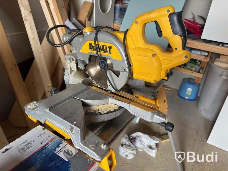 Kap- och gersåg DeWalt DWS777-QS med sågbord DE7033