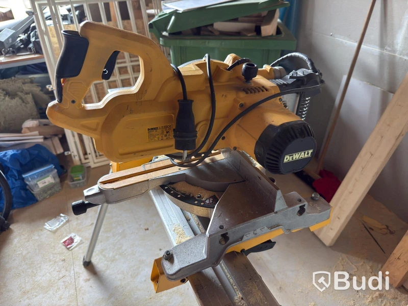 Kap- och gersåg DeWalt DWS777-QS med sågbord DE7033
