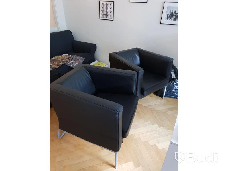 2st besöksfåtöljer i svart läder imitation med gråa ben