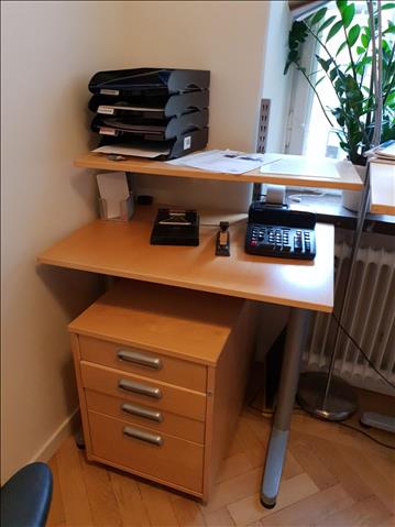 Avlastningsbord med hylla L800 x D600mm och hurts med hjul