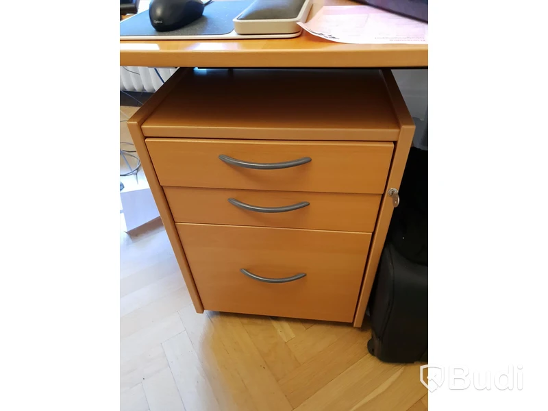 Skrivbord med sväng längd 2200mm djup 800mm sväng 1250mm och skrivbordshurts med hjul