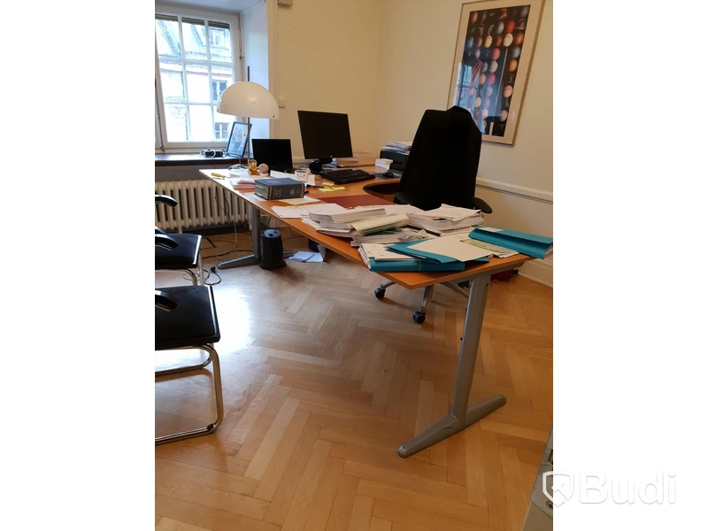Skrivbord med sväng längd 2200mm djup 800mm sväng 1250mm och skrivbordshurts med hjul