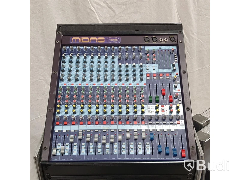 Mixrack. MIDAS Venice, TC M-ONE XL, TC D-TWO, Numark Mp102, 2st dbx 160A, dbx 266XL, 2st xta EQ, 4 kanaler Shure mk2 trådlöst, riktantenner samt antennsplit.