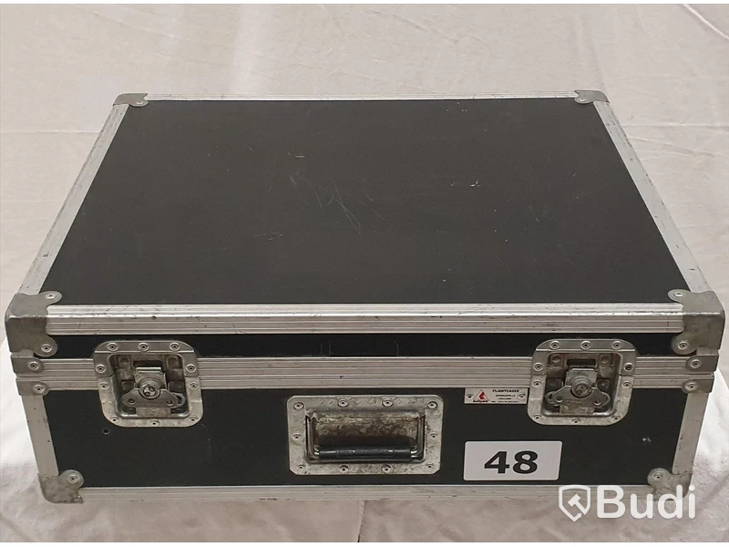 Kvadratiskt case - 69x69x24cm.