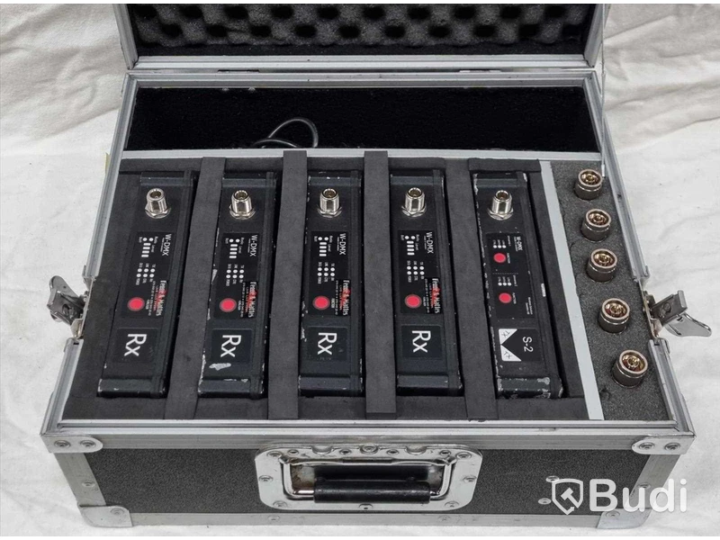 Stort W-DMX kit. 1st S-2 sändare för två universum, 4st Rx mottagare samt antenner.
