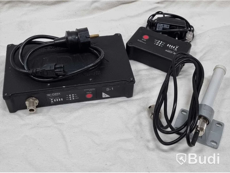 Litet W-DMX kit. 1st S-1 sändare för ett universum, förstärkningsantenn samt en mottagare.