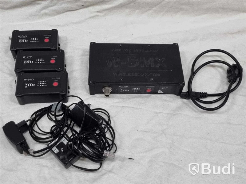 Mellan W-DMX kit. 1st S-1 sändare för ett universum, samt tre mottagare.