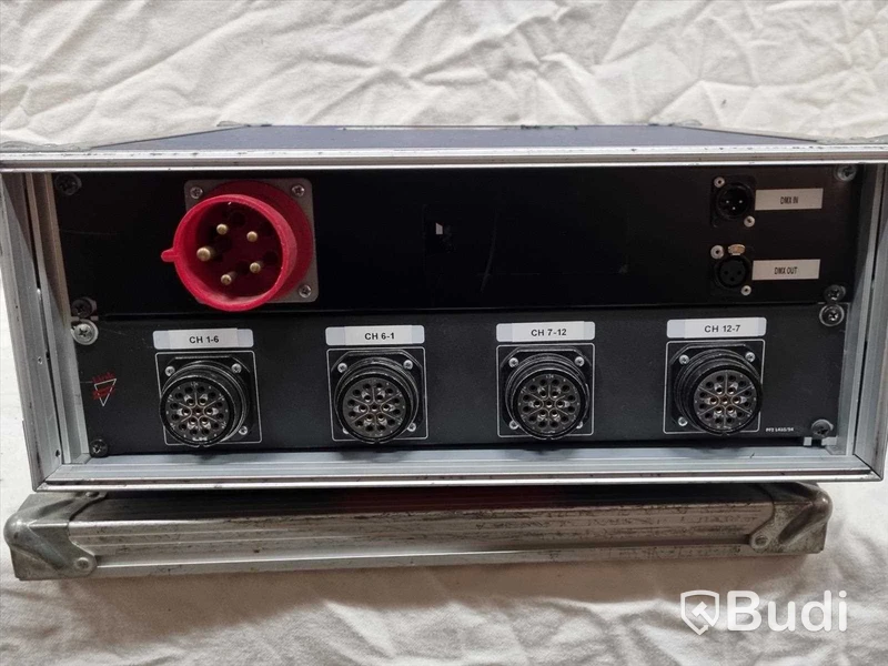Behringer dimmer Eurolight LD6230 i rack, vissa kopplingar finns på baksidan.