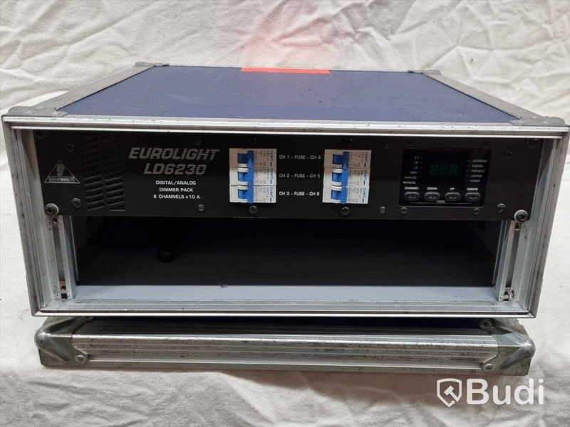 Behringer dimmer Eurolight LD6230 i rack, vissa kopplingar finns på baksidan.