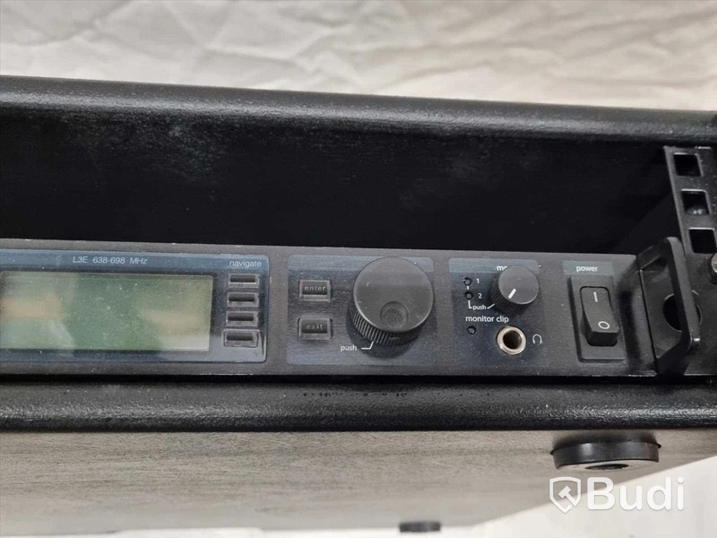 Shure UR-microfonsystem. 2 kanaler Shure UR, antenner, 2st UR2 med Beta58A kapsel och 2st UR1M Bodypack. (OBS: Säljes utan rackcase och draglåda.)