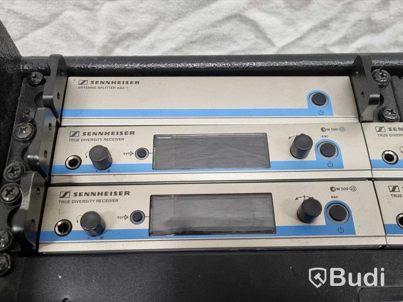 Sennheiser microfonsystem 1. 4 kanaler ew500 G3, Antennsplitter ASA-1, 4st SK 500 Bodypack och 2st SKM 500 Handmic med e935 kapsel. Frekvensband G, 566-608MHz. (OBS: Säljes utan rackcase och draglåda.)