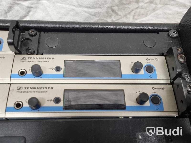 Sennheiser microfonsystem 2. 4 kanaler ew500 G3, Antennsplitter ASA-1, 4st SK 500 Bodypack och 2st SKM 500 Handmic med e935 kapsel. Frekvensband G, 566-608MHz. (OBS: Säljes utan rackcase och draglåda.)