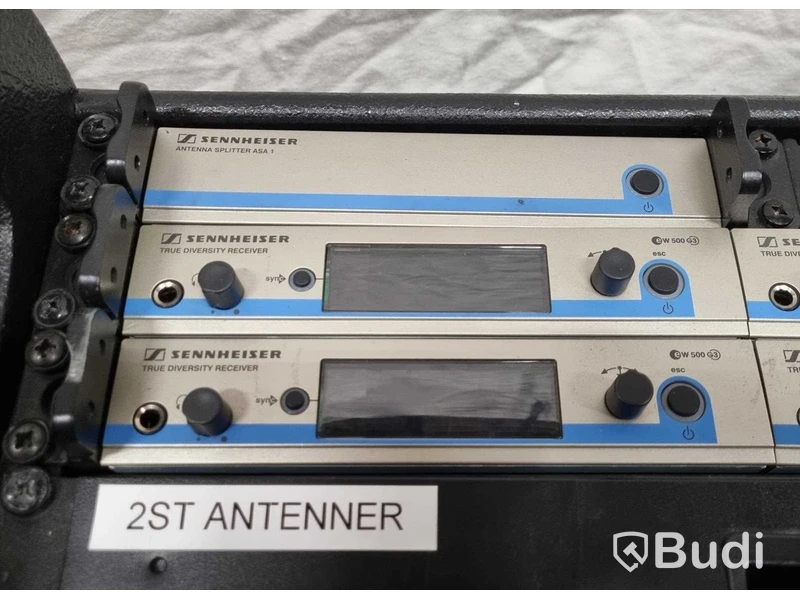 Sennheiser microfonsystem 2. 4 kanaler ew500 G3, Antennsplitter ASA-1, 4st SK 500 Bodypack och 2st SKM 500 Handmic med e935 kapsel. Frekvensband G, 566-608MHz. (OBS: Säljes utan rackcase och draglåda.)