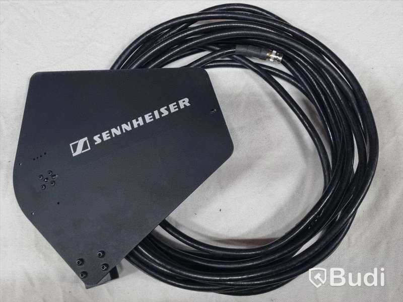 Sennheiser In-earsystem 1. 4 kanaler ew300 IEM, Antenn combiner AC3, 8st EK 300 IEM Bodypack. Riktantenn & Coaxkabel. Frekvensband A, 516-558MHz (OBS: Säljes utan rackcase och draglåda.)