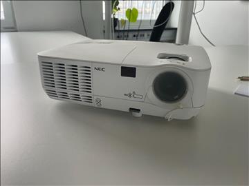 Projektor NEC NP210, Lamptid 70 procent kvarstår. 