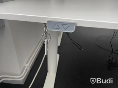 Elektriskt höj och Sänkbart skrivbord. 160x80cm, Fungerar upp och ner men väldigt sakta och i omgångar
