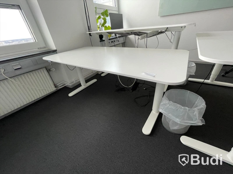 Elektriskt höj och Sänkbart skrivbord. 160x80cm, Fungerar upp och ner men väldigt sakta och i omgångar