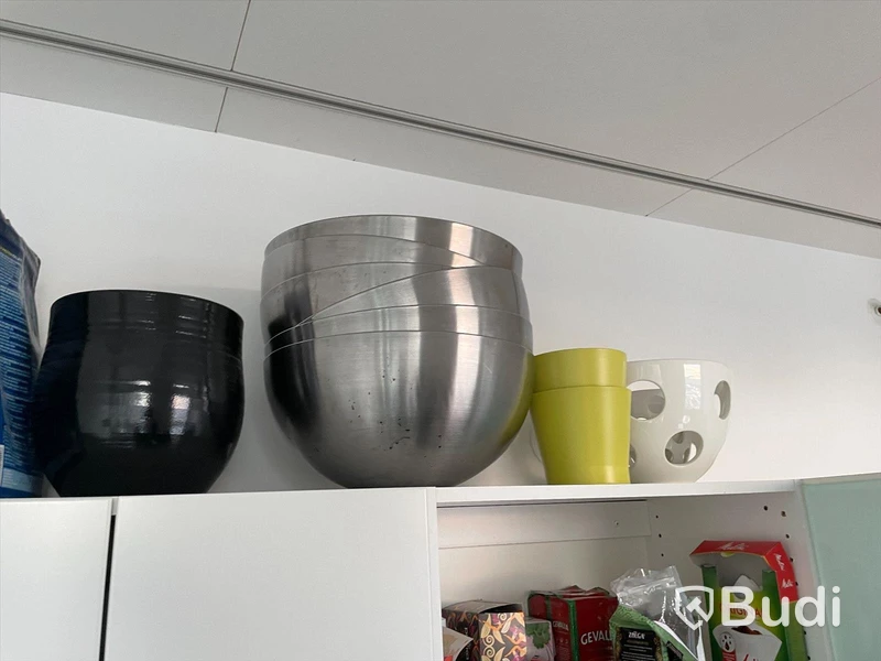 Alla köksutensilier. Porslin, koppar, glas, skålar m.m.