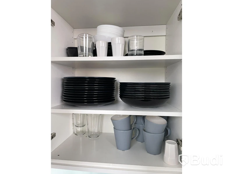 Alla köksutensilier. Porslin, koppar, glas, skålar m.m.