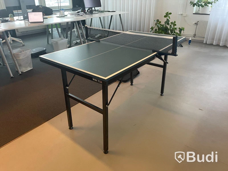 Mindre pingisbord. Mini TT Player ink 12 st pingisrack. Pingisbordet har måtten 135x75cm. Racken är av varierande kvalite.