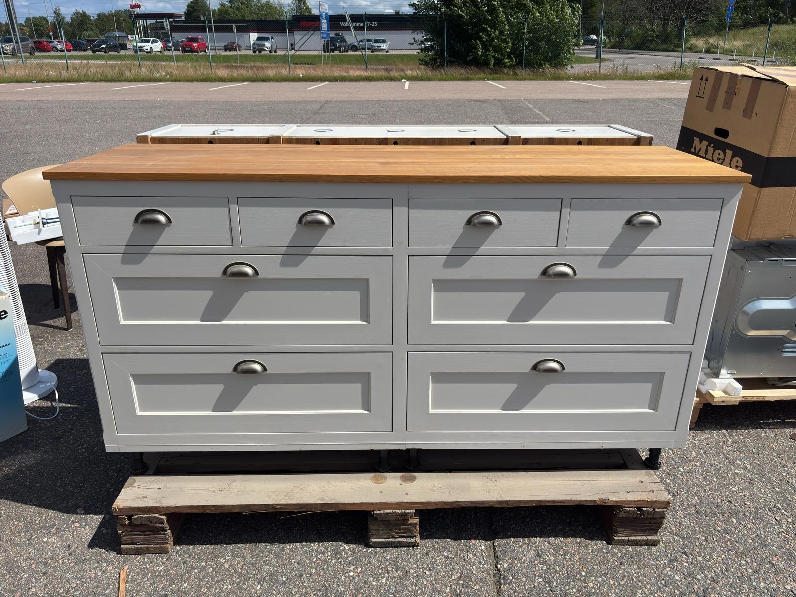 Kitchen cabinet, upper and lower sections